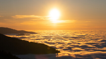 Sonnenuntergang Berge Gipfel mit Wolkendecke