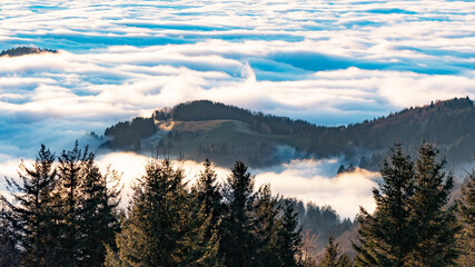 Wolkendecke mit Berggipfel Schwarzwald