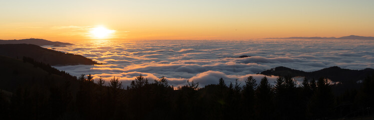 Obraz premium Panorama Sonnenuntergang anschauen Schwarzwald Gipfel mit Wolken