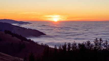 Panorama Sonnenuntergang anschauen Schwarzwald Gipfel mit Wolken