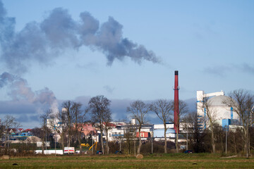 Problem zanieczyszczenia powietrza. Dymiące kominy fabryk przyczyną złej jakości powietrza,  powodujące choroby układu oddechowego ludzi. Choroby wynikające z niskiej jakości powietrza