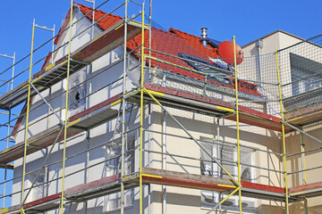Neues Wohnhaus mit gerade fertigem Fassadenanstrich