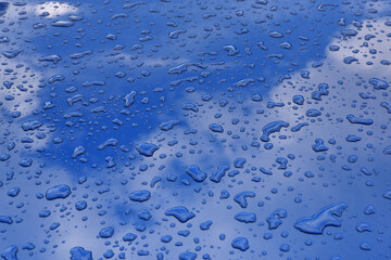 gouttes de pluies sur capot bleu