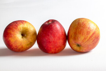 Pommes bicolores en ligne sur fond blanc 