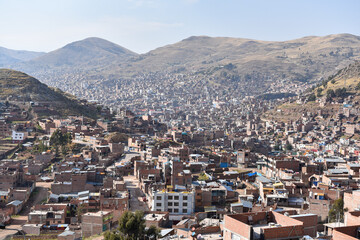 Fototapeta na wymiar colline urbanisée de Puno