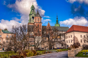 Obraz premium The gorgeus Wawel Cathedral with a tiny park area in the foreground inside of the Wawel Castle in Krakow, Poland
