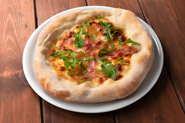 Deliziosa pizza bianca con mozzarella, guanciale e rucola 