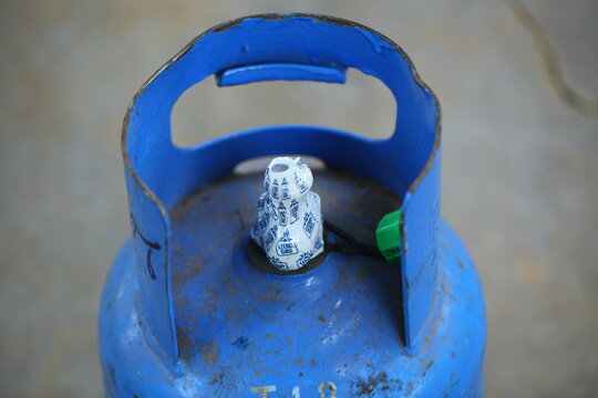 blue colored refillable gas cylinder for cooking. brand litro gas. Sri Lanka, Colombo, 2020
