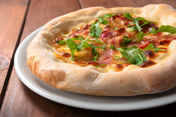 Deliziosa pizza bianca con mozzarella, guanciale e rucola 