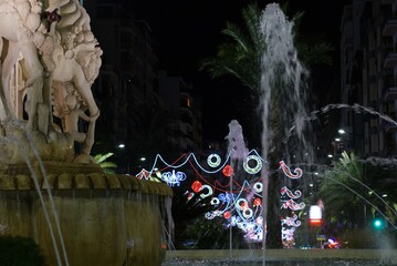 Alumbrado navideño y la fuente de los luceros en Alicante