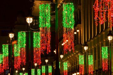 Iluminación navideña de la calle Alcala en Madrid, España. Noche en esta histórica calle con...
