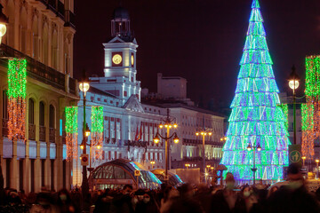 Árbol de navidad en la Puerta del sol en Madrid, España. Iluminación navideña de la plaza desde...