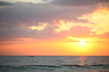 Obraz premium evening sky over the ocean overcast with thunderclouds sunset