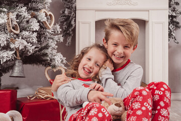 Xmas Weihnachten Geschwister Junge und Mädchen kuscheln im Schlafanzug Weihnachtsszene Var. 9
