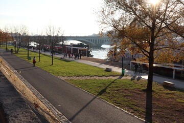 Le quai général Sarrail le long du fleuve Rhône à Lyon en automne, quai aménagé pour piétons et vélos, ville de Lyon, département du Rhône, France