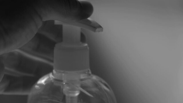 Coronavirus. COVID-19. SARS-CoV-2. Pandemia. Botella de gel y limpieza de manos.