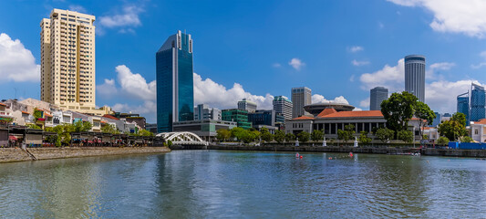 Fototapeta na wymiar A panorama view from the Singapore River past the Elgin Bridge to the Colonial area in Singapore, Asia
