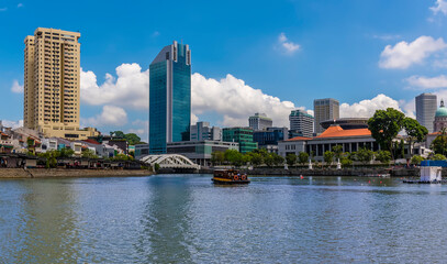Obraz premium A view of river traffic on the Singapore River near the Elgin Bridge to the Colonial area in Singapore, Asia