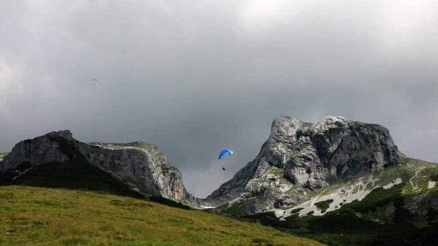 Paraglider in den Alpen
