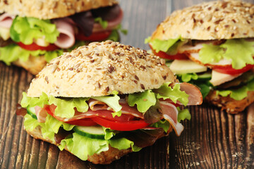 Sandwiches with whole grain bread, ham and vegetables	