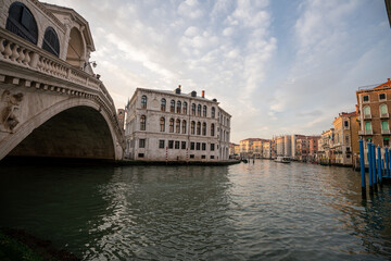 Fototapeta na wymiar Grand canal and Rialto bridge in Venice, Italy
