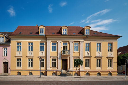 Palastartiges denkmalgesch&uuml;tztes Stadthaus mit Risalit und Freitreppe in Neuruppin