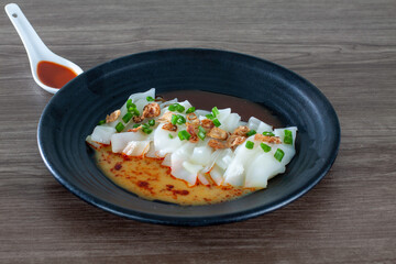 A rice noodle roll (also translated as steamed rice roll) can either eat with sweet sauce or curry sauce