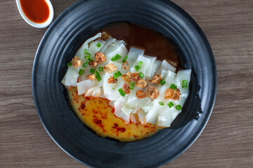 A rice noodle roll (also translated as steamed rice roll) can either eat with sweet sauce or curry sauce