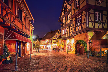 Fototapeta na wymiar cozy street of Kaysersberg old village on Christmas holidas. Alsace, France