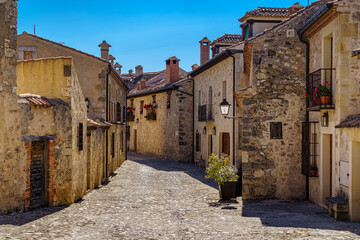 Fototapeta premium Calle y casas antiguas hechas de piedra medieval en el pueblo de Pedraza en Segovia 