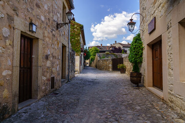 Calle y casas antiguas hechas de piedra medieval en el pueblo de Pedraza en Segovia