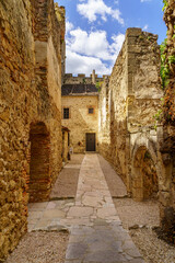Calle y casas antiguas hechas de piedra medieval en el pueblo de Pedraza en Segovia