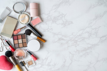 大理石の板に置かれたメイク道具一式の俯瞰