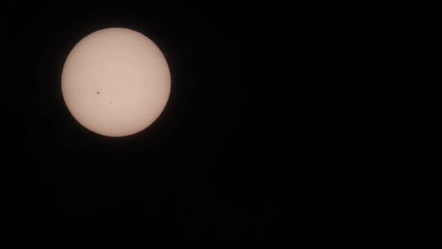 Sole con macchia solare oscurato dalle nuvole