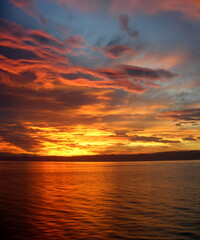 Naklejka na ściany i meble Colourful sunset at the sea 