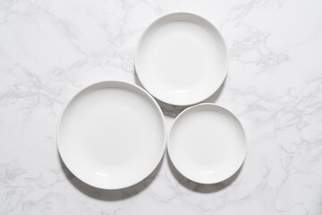 大理石の板に置かれた白いお皿