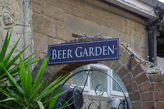 05/08/2020 Portsmouth, Hampshire, UK  A Sign At The Entrance To A Pub That Reads Beer Garden