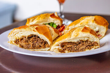 Sanduíche de carne louca
