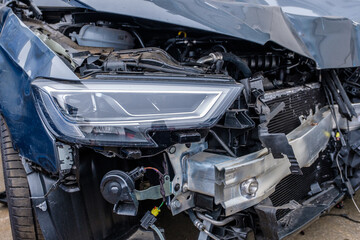 Zerstörte Kfz-Front an einem Auto nach einem Verkehrsunfall / Autounfall