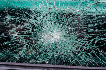 Zerbrochene Auto-Scheibe aus Sicherheitsglas nach einem Autounfall - Detail an einem Unfallauto