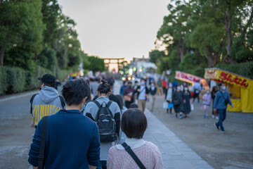 Fototapeta premium 神社の境内を歩く人々