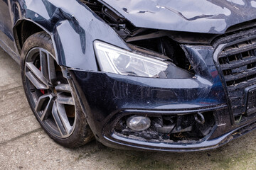 Fototapeta na wymiar Beschädigte Front an einem Auto nach einem Unfall / Verkehrsunfall