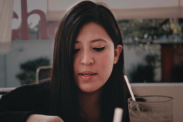 Señorita almorzando en restaurante