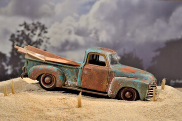 Obraz na płótnie Canvas camioneta de juguete vieja y oxidada 