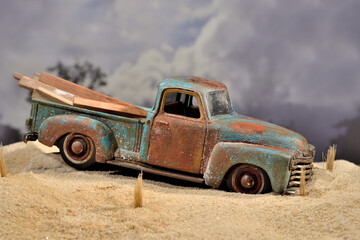 diorama camioneta de juguete vieja y oxidada 