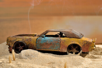 diorama coche deportivo de juguete viejo y oxidado 