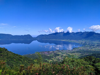 Obraz premium view of lake singkarak west sumatra