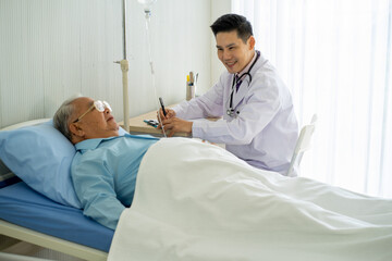 Obraz premium Asian medical doctor with stethoscope diagnosis the senior old patient in clinic hospital. Healthcare and medicine concept.. virus pandemic infection concept. 