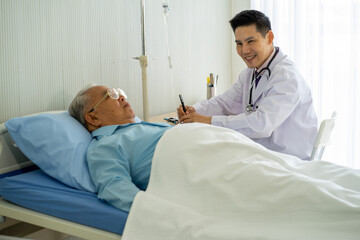 Obraz premium Asian medical doctor with stethoscope diagnosis the senior old patient in clinic hospital. Healthcare and medicine concept.. virus pandemic infection concept. 