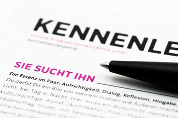 Fototapeta premium Kontaktanzeige Sie sucht ihn